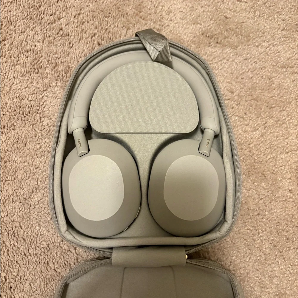 Sony WH-1000XM5 Headphones - Picture 2 of 6